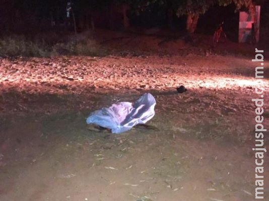 Jovem é morto a facadas em frente à casa de ex-namorada Jovem é morto a facadas em frente à casa de ex-namorada