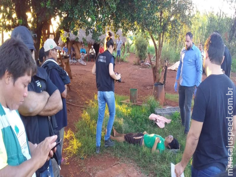 Jovem sai para trabalhar e é encontrado morto em frente residência Jovem sai para trabalhar e é encontrado morto em frente residência