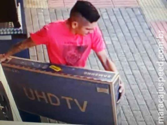 Ladrão que saiu carregando televisão de loja no centro é preso horas depois Ladrão que saiu carregando televisão de loja no centro é preso horas depois