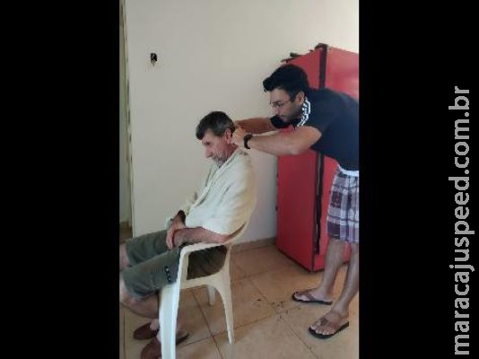 Moradores em isolamento investem no corte e na pintura do cabelo em casa Moradores em isolamento investem no corte e na pintura do cabelo em casa