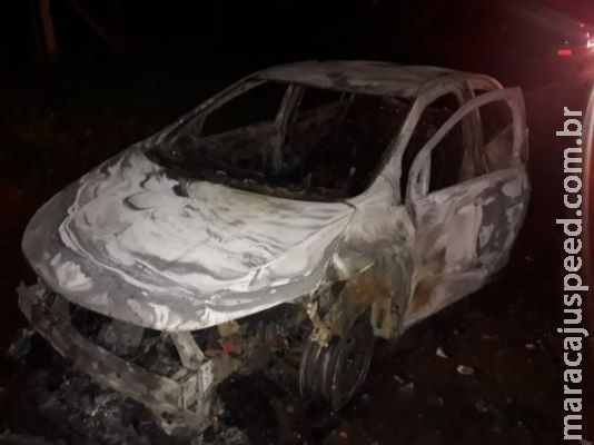 Mulher é encontrada morta a poucos metros de carro com corpo carbonizado dentro Mulher é encontrada morta a poucos metros de carro com corpo carbonizado dentro