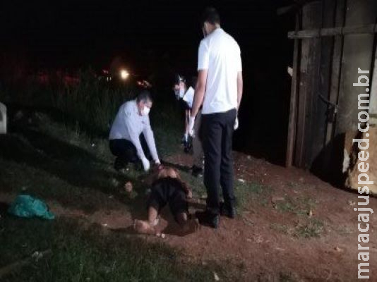 Pai é morto e mãe agredida a pauladas após negarem dinheiro para filho comprar pinga Pai é morto e mãe agredida a pauladas após negarem dinheiro para filho comprar pinga