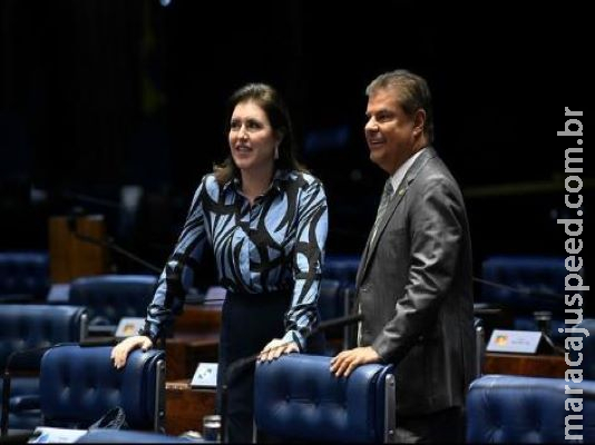 Parlamentares divergem sobre redução de salário Parlamentares divergem sobre redução de salário