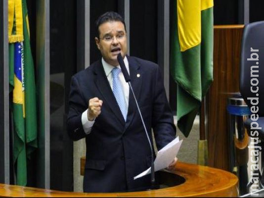 Parlamentares divergem sobre redução de salários