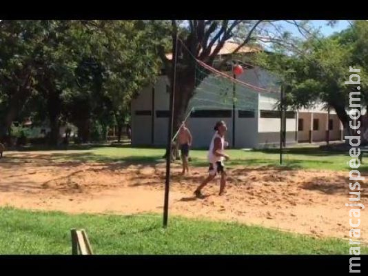 Preso há um mês, Ronaldinho usa futevôlei como passatempo