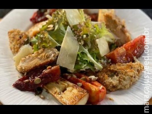 Salada Caesar saudável com frango