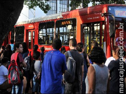 Sem idosos e estudantes, ônibus ficarão mais vazios, diz prefeito 