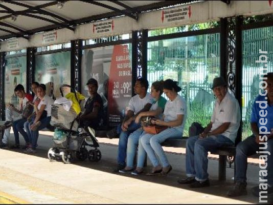 Transporte volta com atrasos e aglomerações