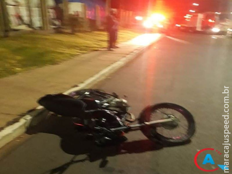Adolescente morre ao bater moto contra árvore em avenida