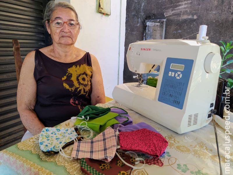 Aos 76 anos, costureira está produzindo máscaras e doando para quem não pode comprar