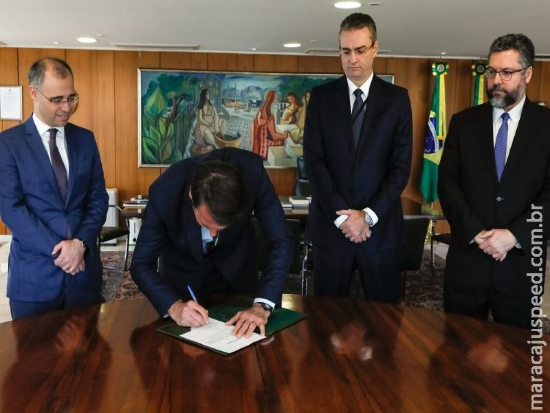 Bolsonaro nomeia delegado Rolando de Souza para comando da PF Bolsonaro nomeia delegado Rolando de Souza para comando da PF