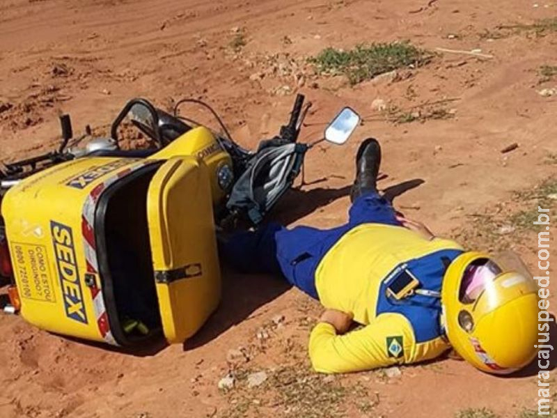 Entregador dos Correios fica ferido após cair em rua de areia em Aquidauana