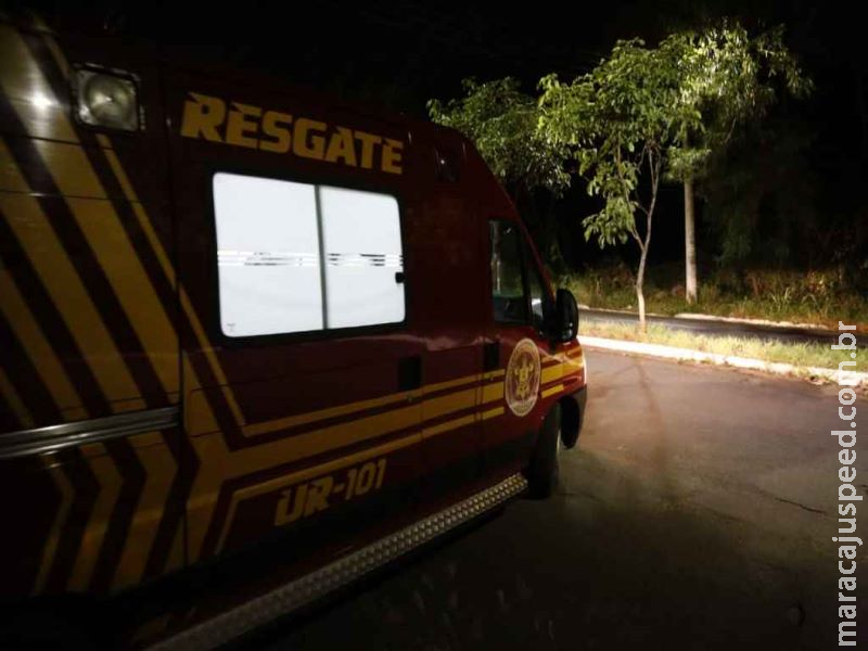 Homem fica ferido ao cair de escada enquanto trocava lâmpada Homem fica ferido ao cair de escada enquanto trocava lâmpada