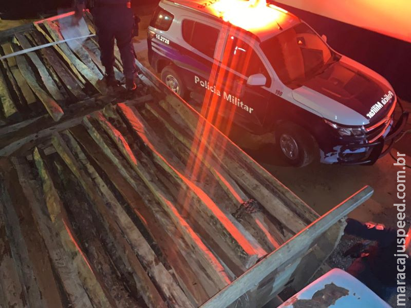 Idoso é preso por transporte ilegal de 200 postes de aroeira e ainda tenta subornar policiais Idoso é preso por transporte ilegal de 200 postes de aroeira e ainda tenta subornar policiais