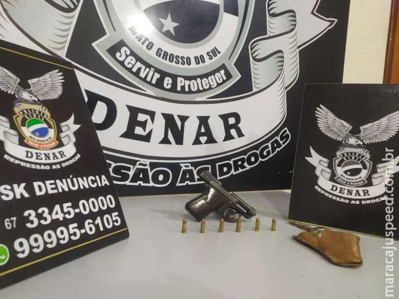 Investigação da polícia prende homem portando arma de fogo Investigação da polícia prende homem portando arma de fogo