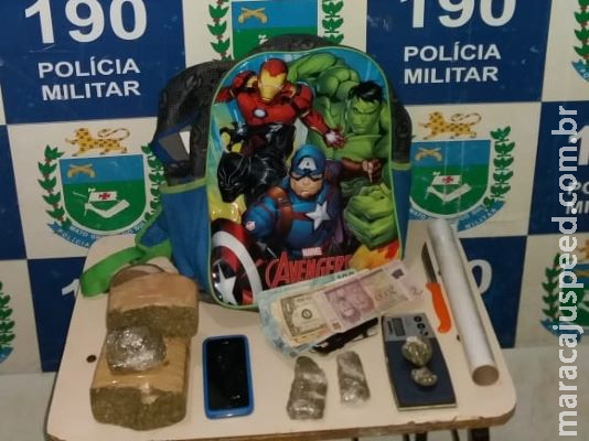 Jovens são presos com maconha escondida em mochila infantil Jovens são presos com maconha escondida em mochila infantil