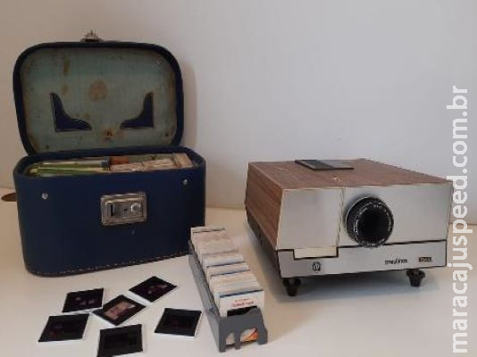 Laila recuperou projetor da década de 70 e exibiu fotos antigas no Dia das Mães