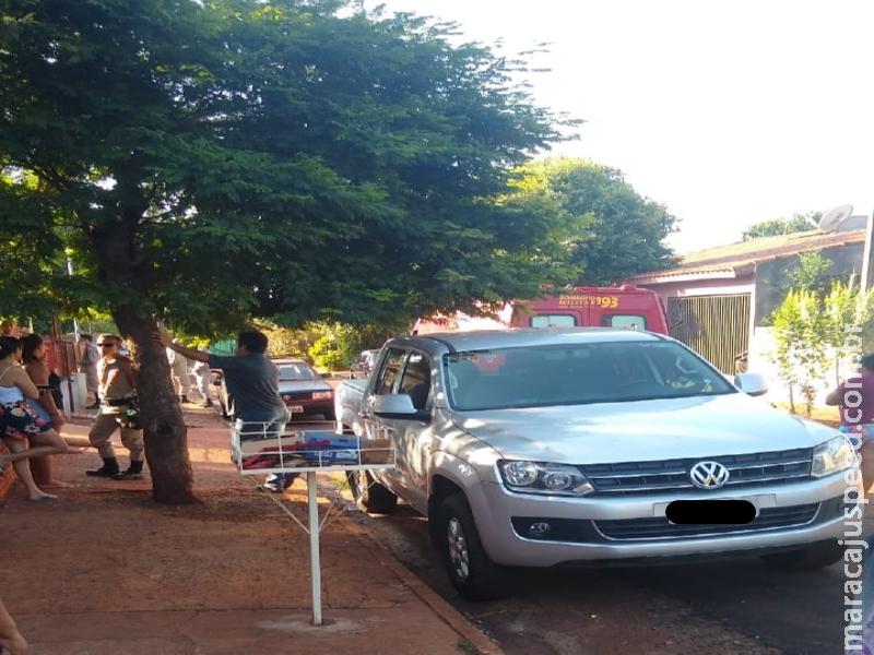 Maracaju: Filho de Vereador tenta cometer suicídio, cortando os pulsos e ameaçava enfiar faca em seu coração. Bombeiros levaram cerca de 2 horas para persuadi-lo a desistir Maracaju: Filho de Vereador tenta cometer suicídio, cortando os pulsos e ameaçava enfiar faca em seu coração. Bombeiros levaram cerca de 2 horas para persuadi-lo a desistir