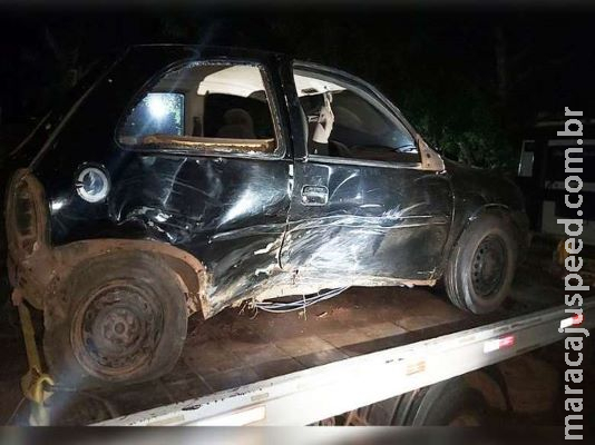 Motorista bêbado acaba preso depois de bater veículo em árvore