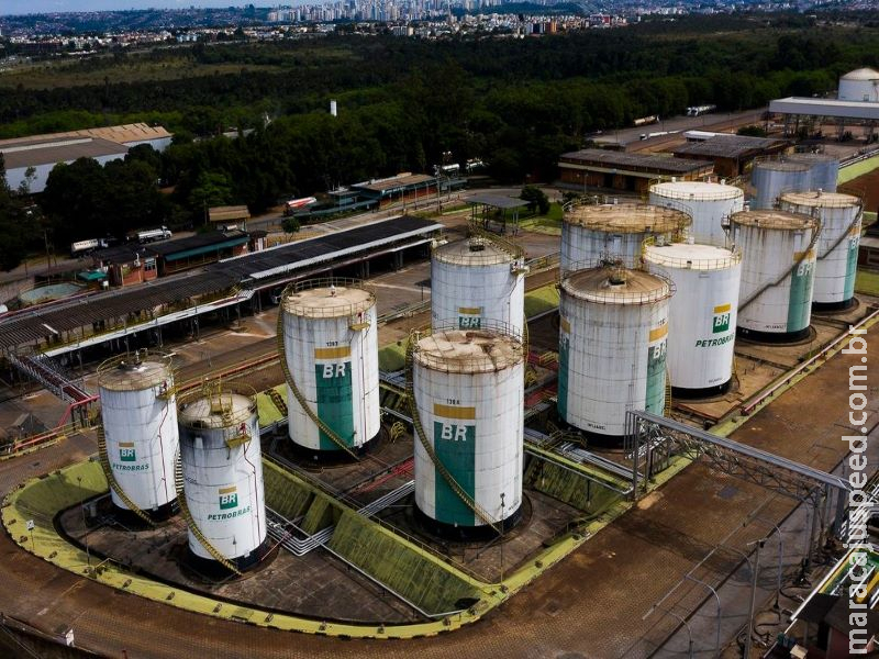Preço da gasolina da Petrobras para distribuidoras sobe 12% Preço da gasolina da Petrobras para distribuidoras sobe 12%