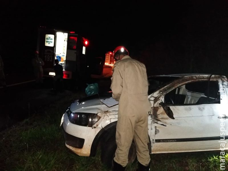 Saveiro capota na BR-262 depois de colidir com anta atropelada por outro veículo