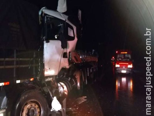 Sem acostamento, carreta para em rodovia e provoca acidente fatal 