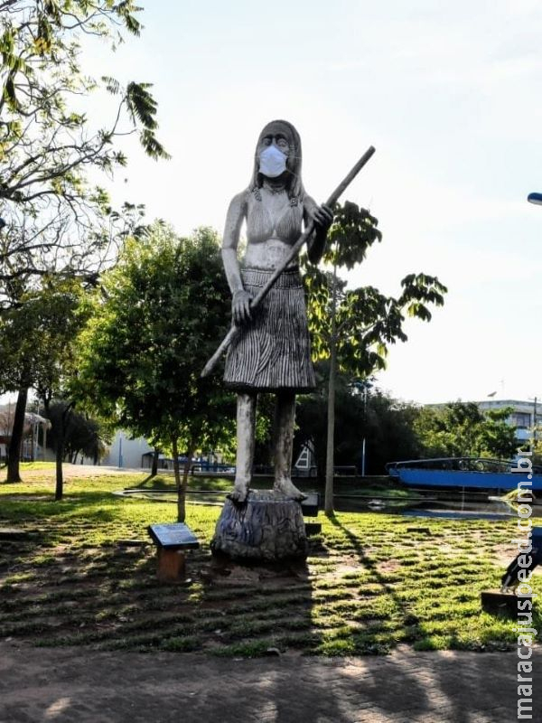 Símbolo de Aquidauana, Índia da praça ganha máscara para conscientização
