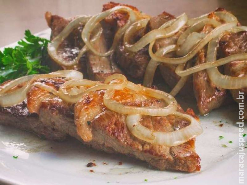 Veja dicas de como fazer bife acebolado macio e suculento em casa
