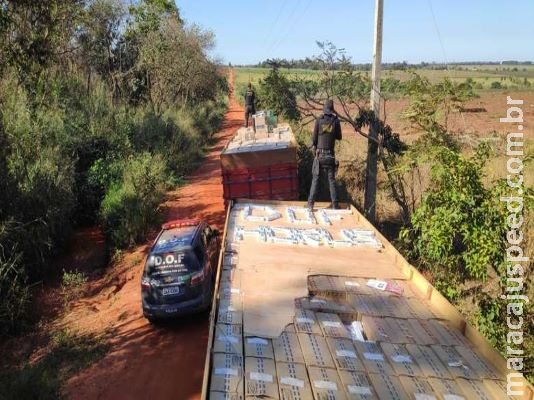 Caminhões são apreendidos com 50 mil pacotes de cigarros contrabandeados Caminhões são apreendidos com 50 mil pacotes de cigarros contrabandeados