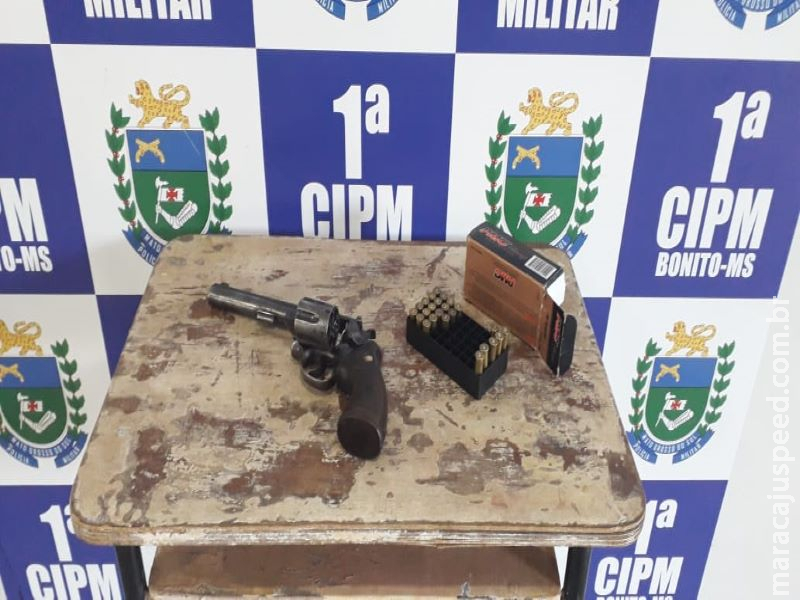 Durante reintegração de posse em fazenda, PM prende homem com revólver e munições Durante reintegração de posse em fazenda, PM prende homem com revólver e munições