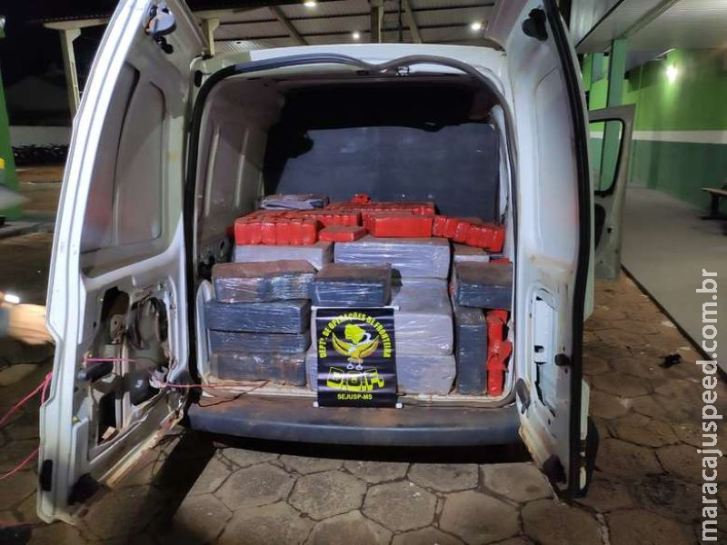 Furgão é apreendido com mais de 700 kg de droga Furgão é apreendido com mais de 700 kg de droga