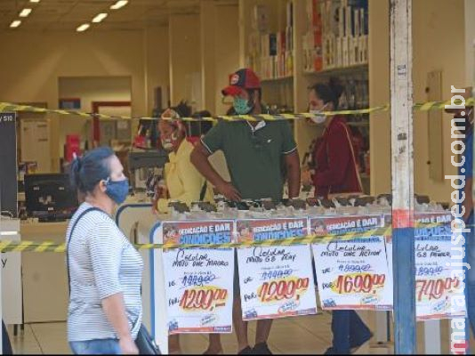 Governo pode lacrar empresa que permitir entrada de cliente sem máscara