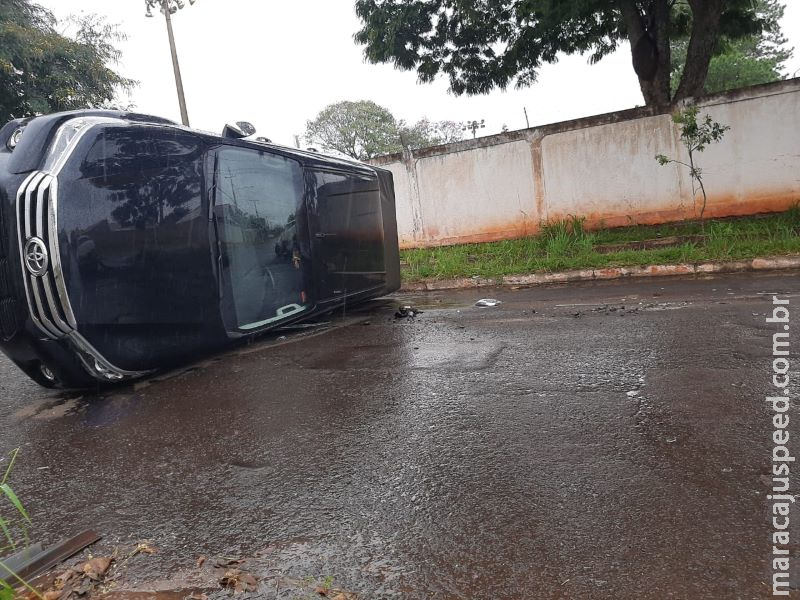 Hillux tomba após colidir com Monza parado no meio da pista no Vilas Boas Hillux tomba após colidir com Monza parado no meio da pista no Vilas Boas