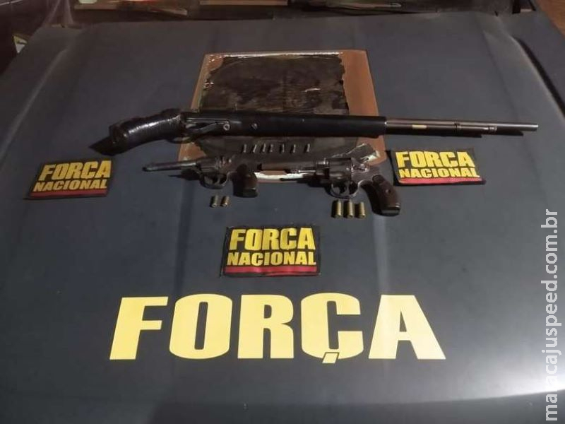Homem é autuado em flagrante após ser abordado com armas Homem é autuado em flagrante após ser abordado com armas
