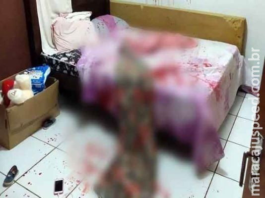 Homem invade casa armado com facão e quase decepa mão de mulher com golpes Homem invade casa armado com facão e quase decepa mão de mulher com golpes
