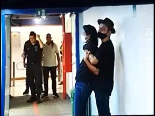 Homem invade prédio da Globo e faz repórter refém Homem invade prédio da Globo e faz repórter refém