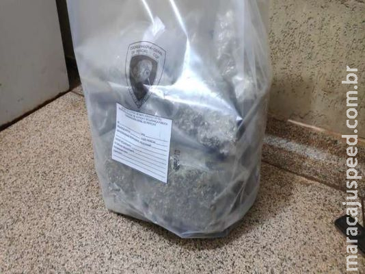 Jovem é flagrado na rodoviária com mochila lotada de drogas Jovem é flagrado na rodoviária com mochila lotada de drogas