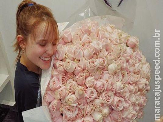 Larissa Manoela ganha buquê de flores gigante de Dia dos Namorados