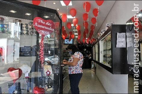 Lojistas comemoram vendas no Dia dos Namorados