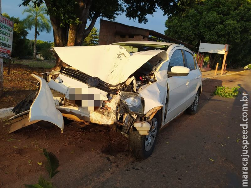 Mulher fica ferida ao perder o controle e colidir carro em árvore em Aquidauana Mulher fica ferida ao perder o controle e colidir carro em árvore em Aquidauana