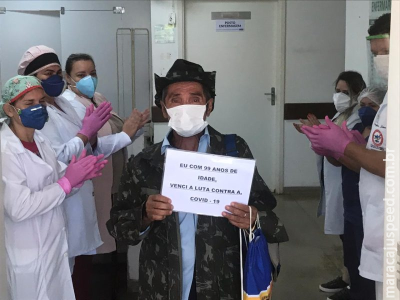Paciente de 99 anos se recupera do coronavírus e deixa hospital em Coxim
