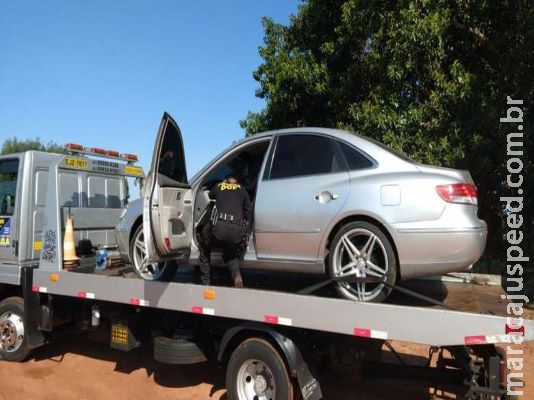 Polícia apreende veículo, telefones celulares e pneus Polícia apreende veículo, telefones celulares e pneus
