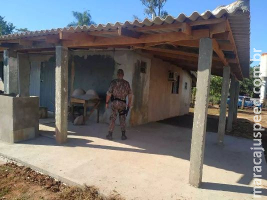 Polícia interdita obra de pesqueiro clandestino em área de preservação Polícia interdita obra de pesqueiro clandestino em área de preservação