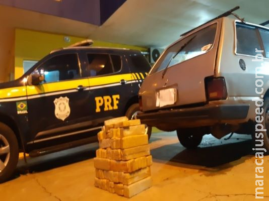 PRF apreende 63,9 Kg de maconha escondidos no assoalho do veículo em Água Clara