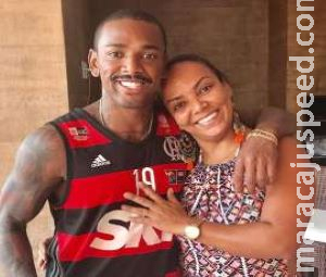 Brigada com o filho, mãe de Nego do Borel vende marmita para sobreviver Brigada com o filho, mãe de Nego do Borel vende marmita para sobreviver