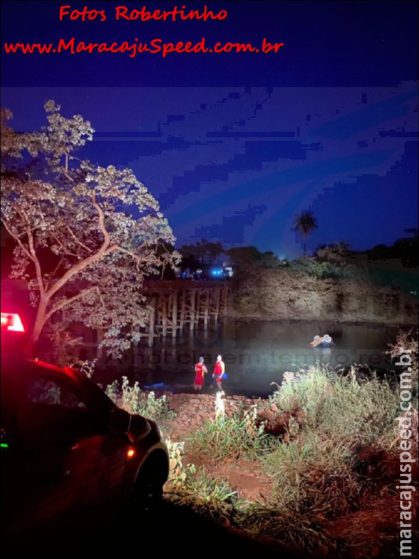 Bombeiros de Maracaju atuam no resgate do corpo de motorista que morreu afogado no Rio Vacaria, após veículo cair de cima de ponte