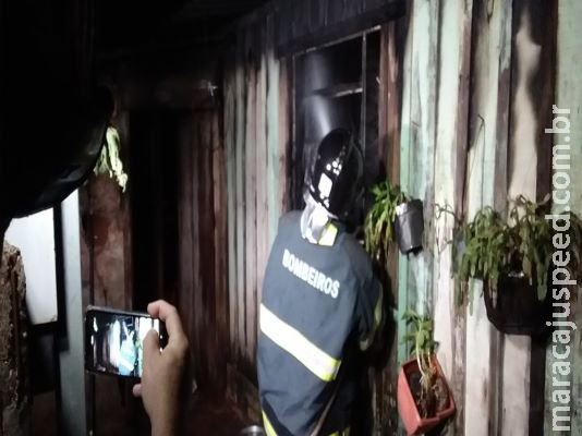 Homem acorda com a casa em chamas, não consegue sair e morre na cozinha Homem acorda com a casa em chamas, não consegue sair e morre na cozinha