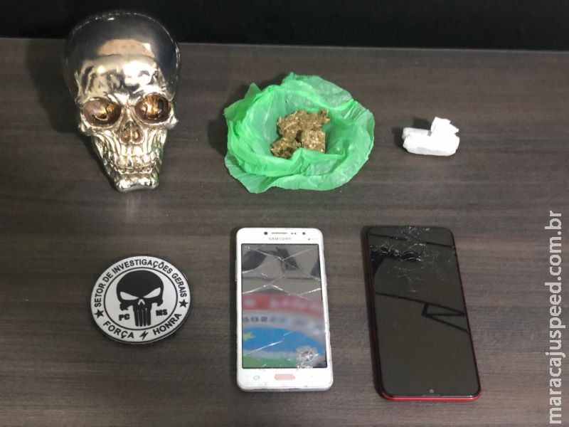 Homem de 23 anos e adolescente são flagrados vendendo drogas na prainha de Anastácio Homem de 23 anos e adolescente são flagrados vendendo drogas na prainha de Anastácio
