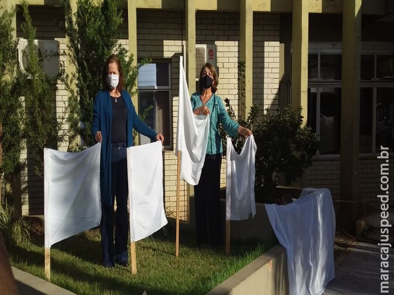 Hospital recebe bandeiras de cor branca após morte de médico