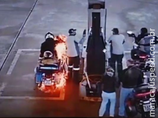 Moto pega fogo enquanto motociclista abastece em posto de gasolina em Nioaque